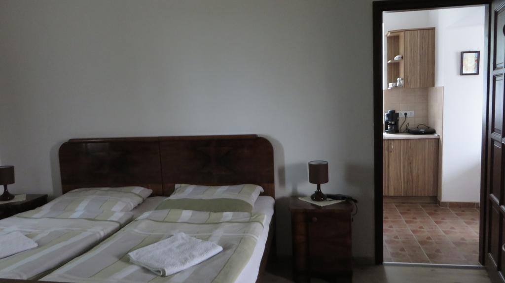 Eszter-Haz Vendeghaz Kerekegyhaza Hotel ภายนอก รูปภาพ