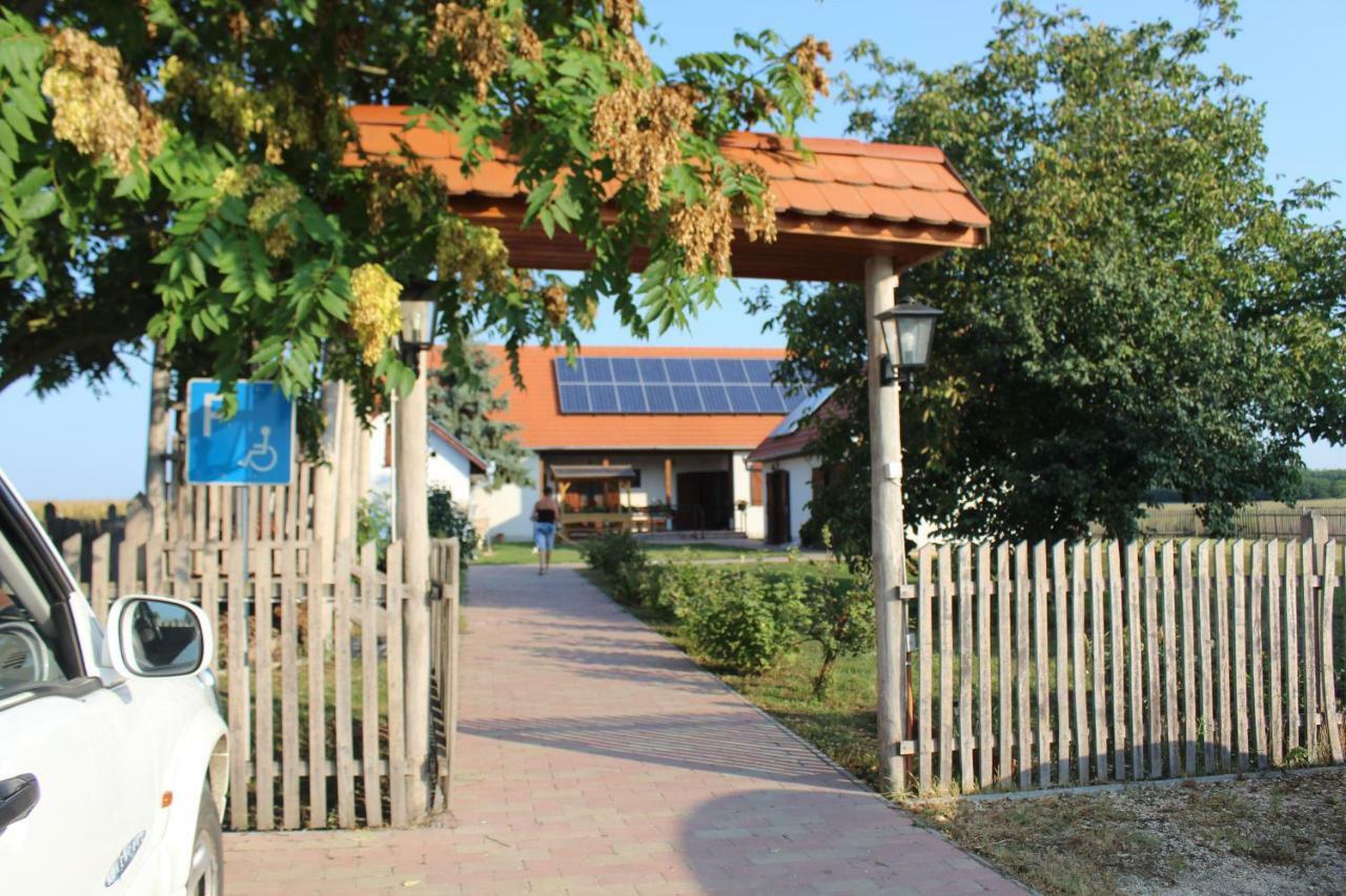 Eszter-Haz Vendeghaz Kerekegyhaza Hotel ภายนอก รูปภาพ